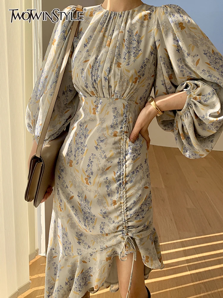 

Женское свободное платье TWOTWINSTYLE, белое ТРАПЕЦИЕВИДНОЕ ПЛАТЬЕ средней длины с круглым вырезом, длинными рукавами и принтом в стиле пэчворк н...