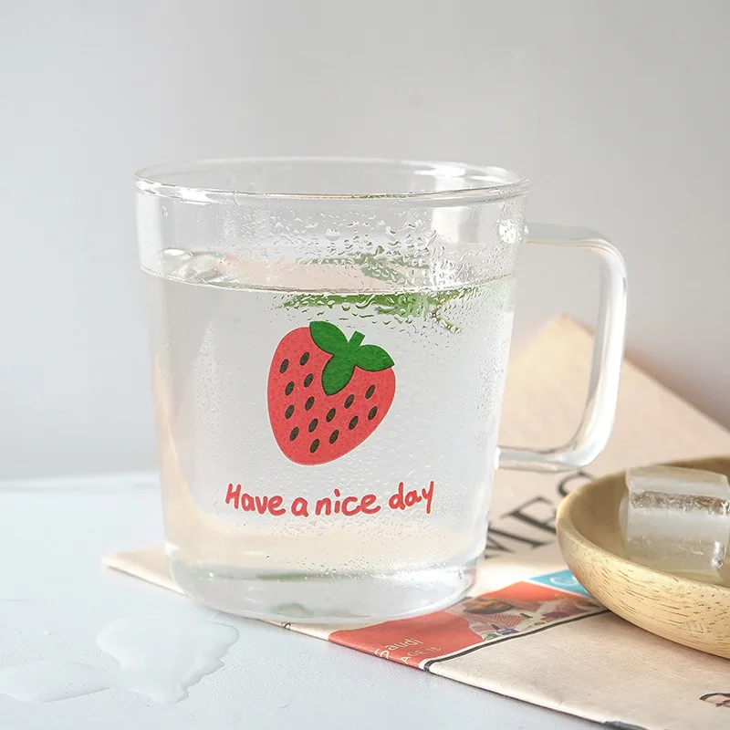 

Милая стеклянная чашка в виде клубники с ручкой, креативная прозрачная чашка для воды, термостойкие стеклянные бутылки для молока для студе...