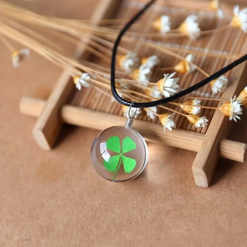 

2022 New Handmade Lucky Clover Dangle Pendant Necklace Transparent Dried Flowers Crystal Glass Beads Ball Jewelry Accessories