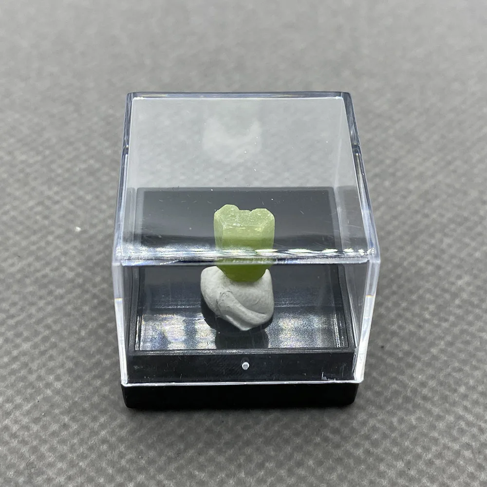 

Natural pyromorphite mineral espcime pedras e cristais coleo pedras preciosas quartzo do tamanho da caixa de china 35#