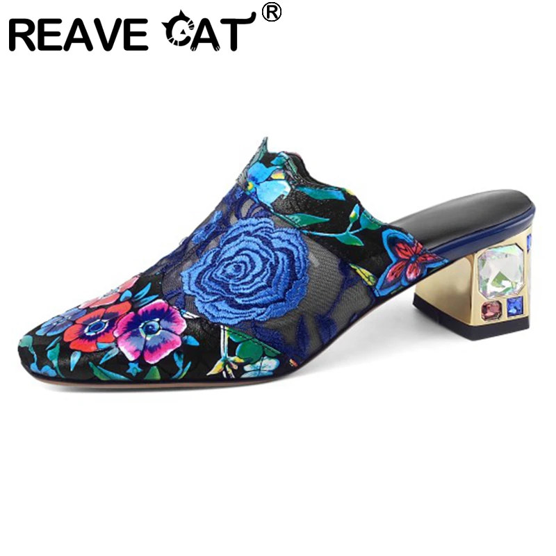 

REAVE CAT/Новинка 2021 женские босоножки без задника, с украшением в виде кристаллов на устойчивом каблуке Элегантные Красочные Этническая Вышив...