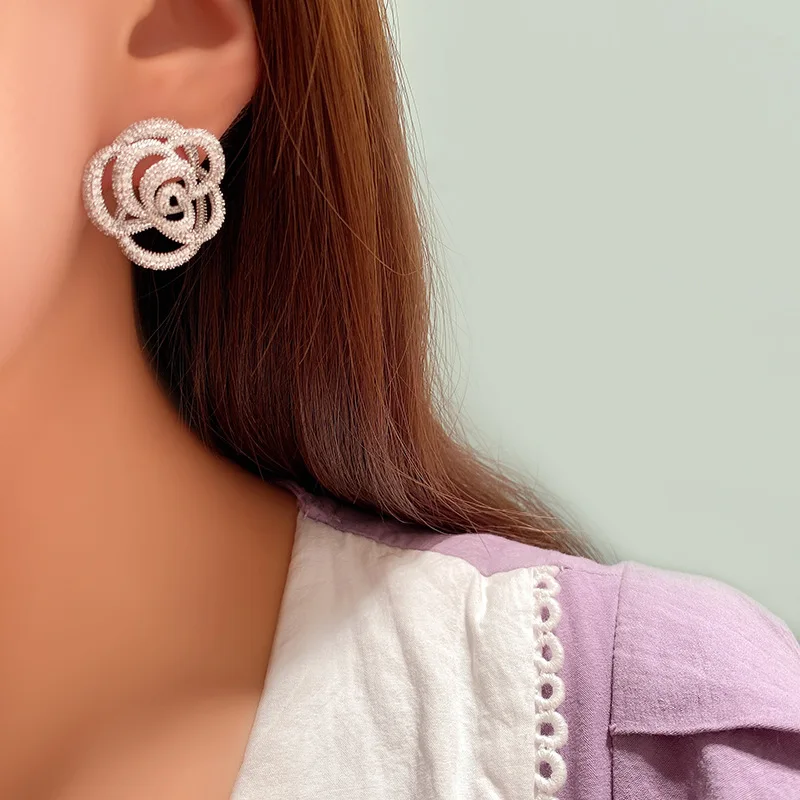 

Summer hollow full diamond flower earrings female exquisite earrings female 925 silver needle ins simple temperament cold wind