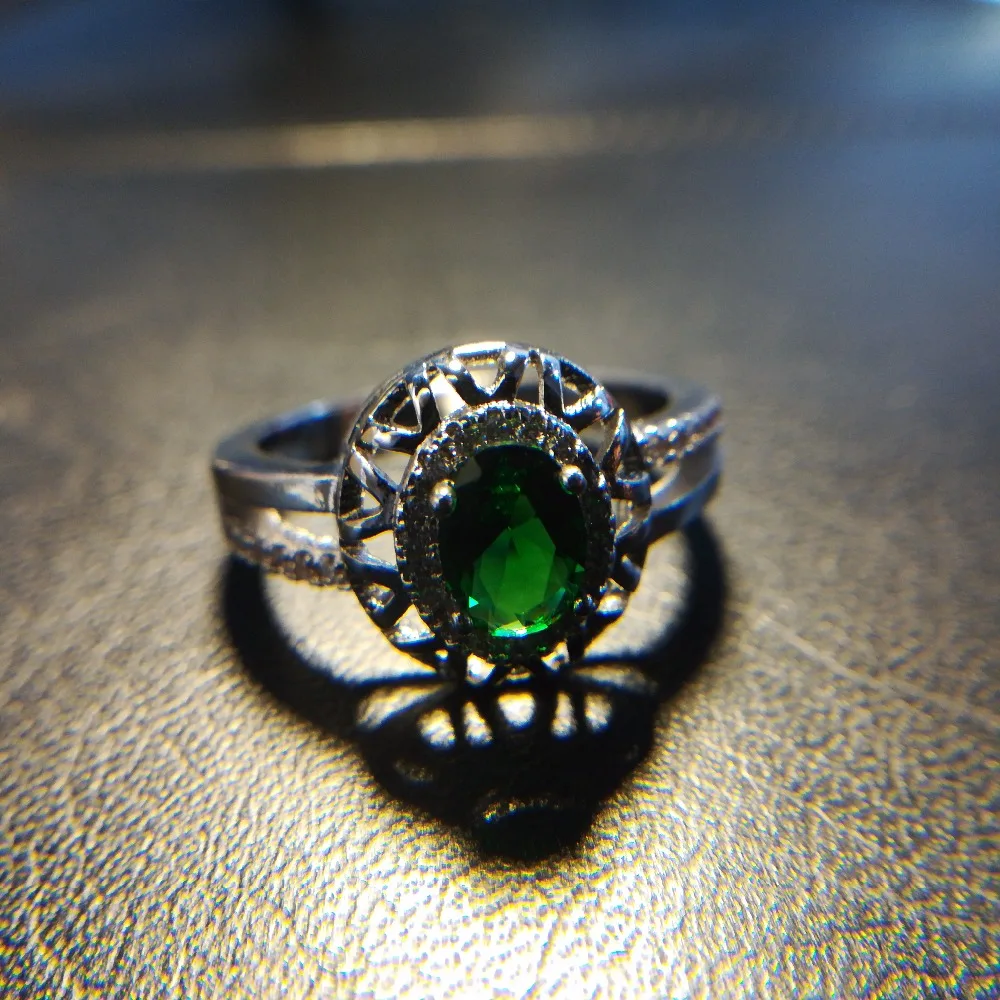 

Visisap Vintage Ring Retro Green Oval Stone Jewelry Euramerica Rings for Women Wedding Bands Engagement Bague Bijoux VSR238