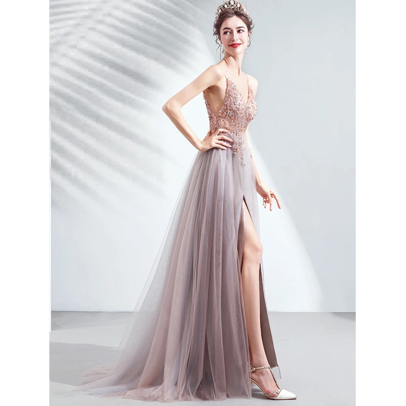 Женское вечернее платье на тонких бретельках длинное розовое из тюля расшитое