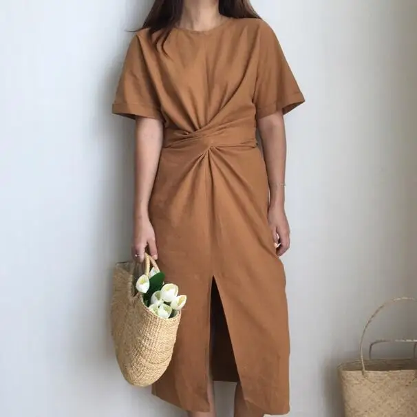 Короткое однотонное платье с открытой вилкой и круглым вырезом коротким рукавом