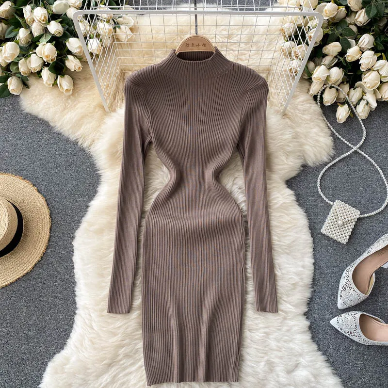 Женское трикотажное платье-свитер с воротником-стойкой и длинным рукавом