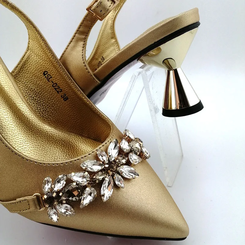Зимние туфли и сумочка в комплекте итальянском стиле вечерние золотого цвета