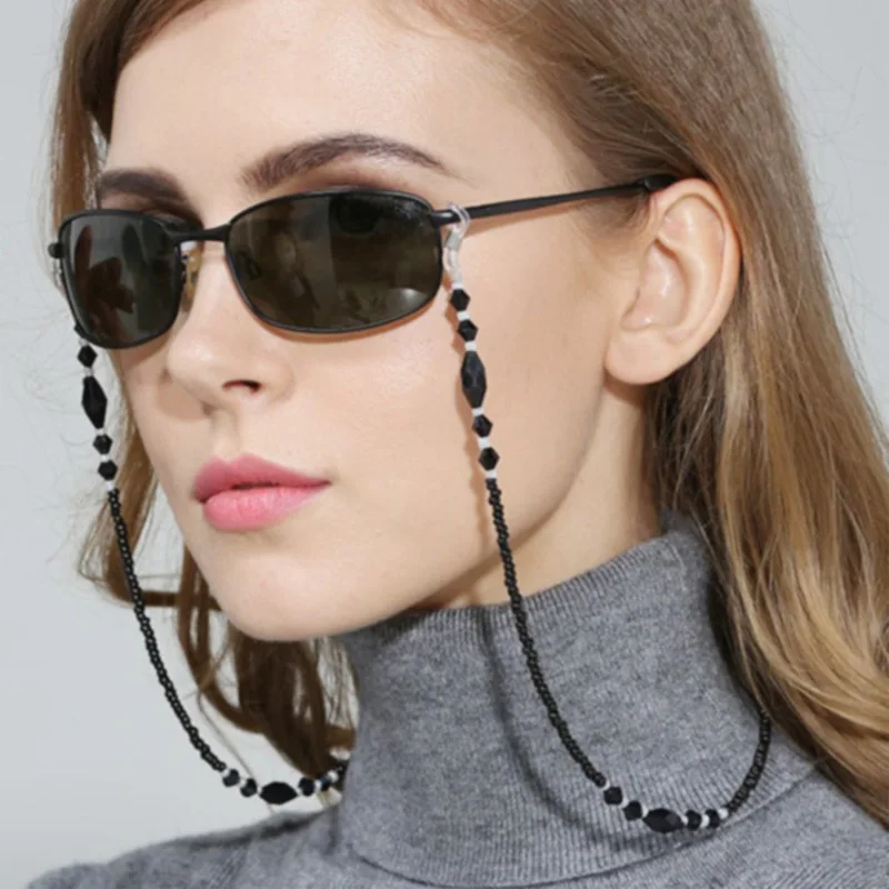 Цепочка для очков женская с черными акриловыми бусинами нескользящая цепочка
