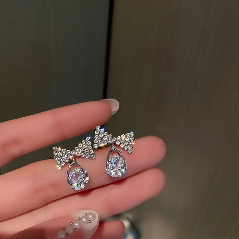 

Серьги-гвоздики женские, серебряного цвета, с кристаллами и бабочками, сверкающий лук-узел