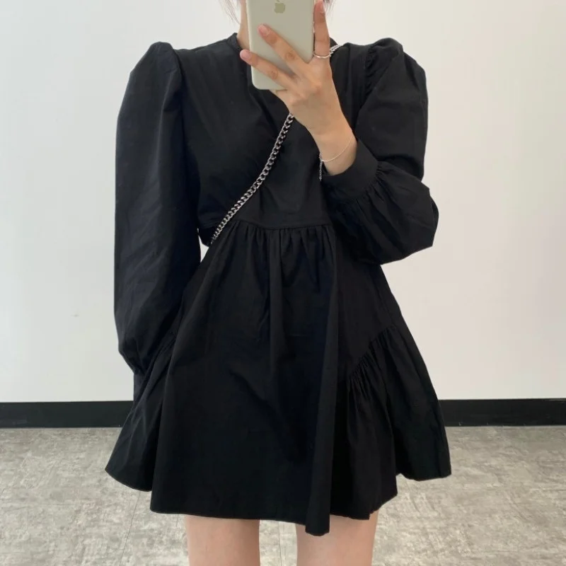 Зимнее платье корейское простое темное с круглым вырезом свободное маленькое
