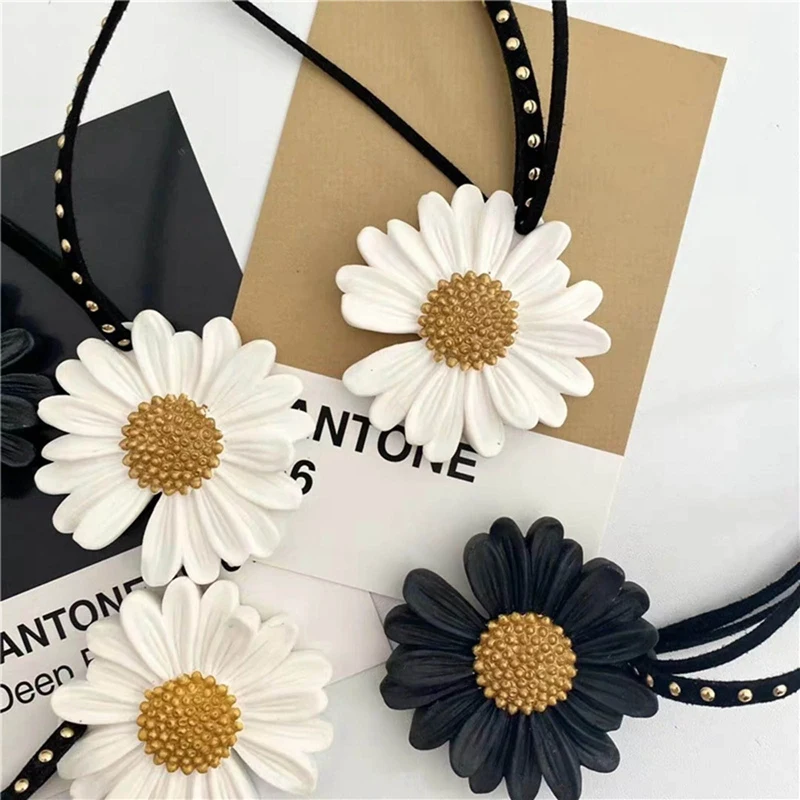 

Creative Little daisy Flower Car Pendant Car Rearview Mirror Hanging Pendant Cute Fragrance Perfume Car Interior Accessories