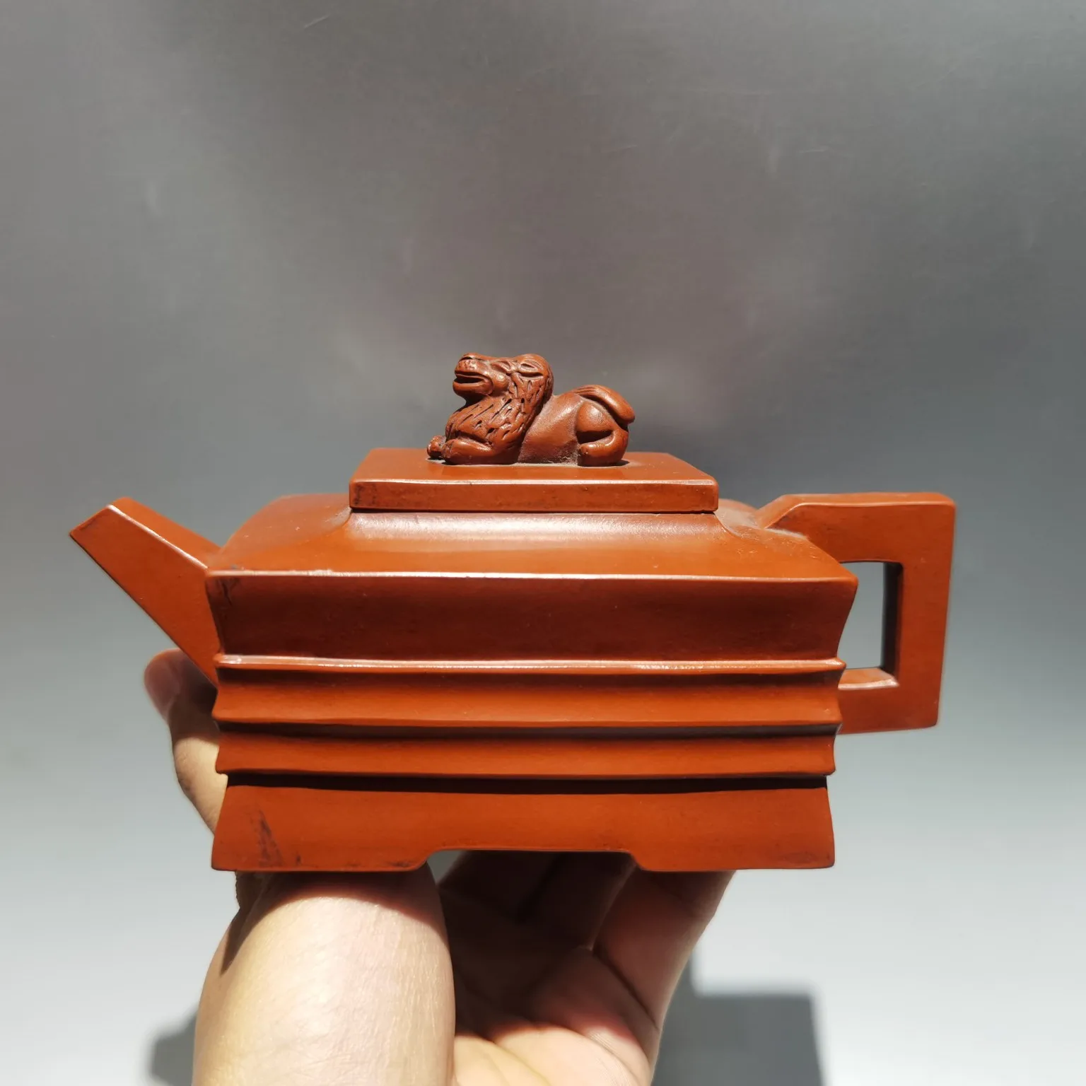

Керамика Yixing Zisha 6 дюймов, резной квадратный горшок с Львом ручной работы, красный грязевой чайник, офисное украшение