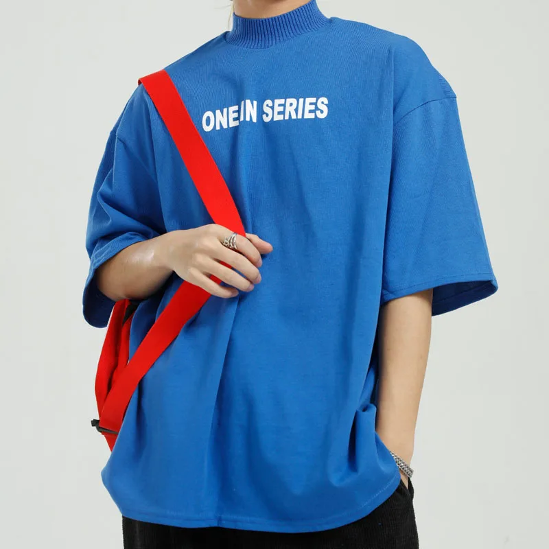 Футболка Мужская/женская с коротким рукавом высоким воротником и надписью