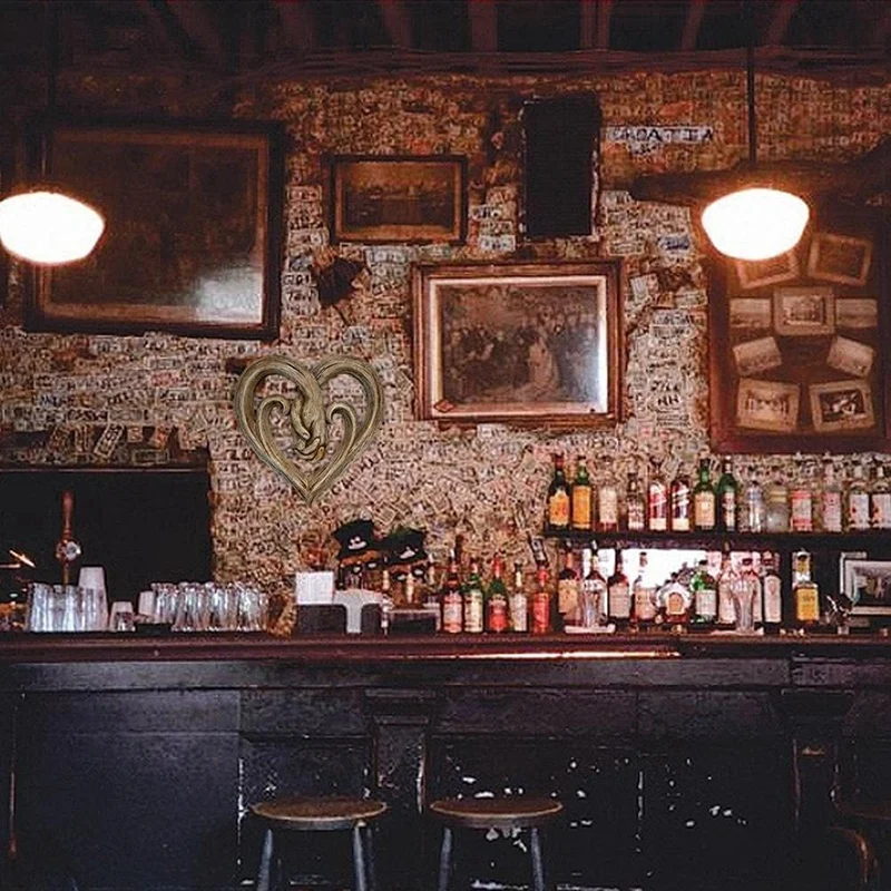 

Wooden Heart Holding Hands Wall Decor Sculpture Wall Art Handshake Pendant Craft Statue for Home Office Wall Decorations