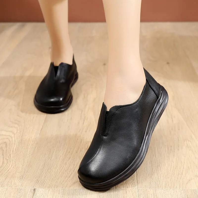 

Leather cow's tendon sole mother's shoes soft sole women's comfortable anti slip autumn middle aged and old age retro shoes