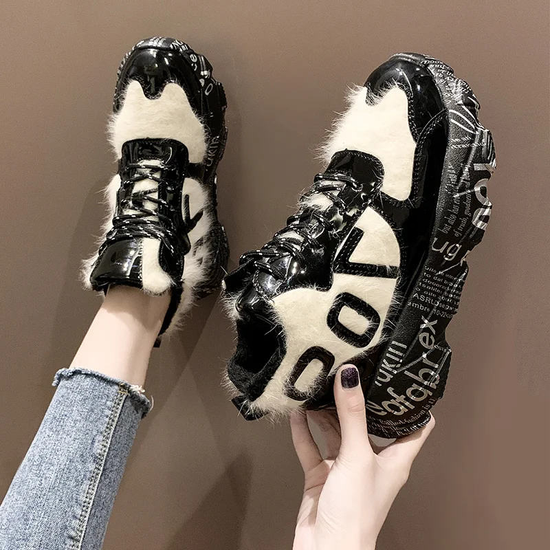 

Designer Women Patent Leather Newspaper Print Shoes Brand Girl Faux Mink Fur High Top Thick Heel Sneakers Casual Platform Shoes