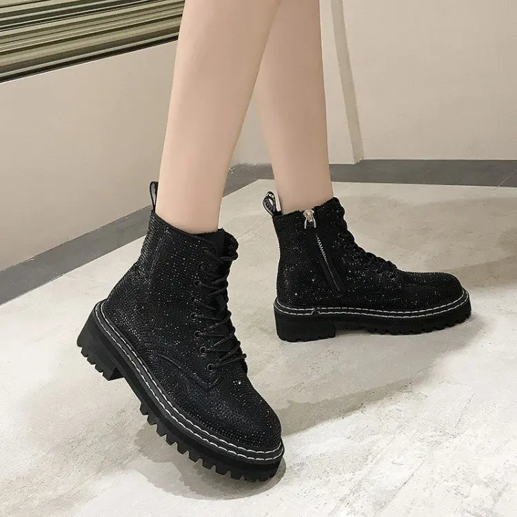 

Short Square With Crossing Bandage Boots Front Chalaza Inside Head With