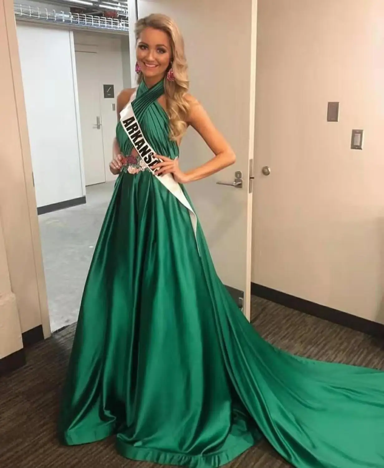 

Sexy A-Line Halter Long Green Pleated Evening Dresses with Pockets Satin Floor Length Zipper Back Formal Party Dress for Women