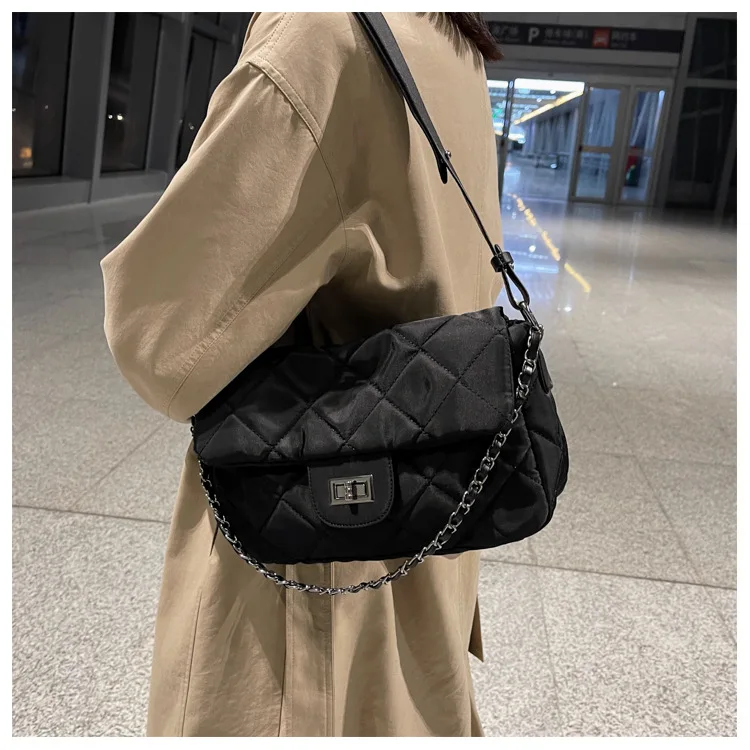 Сумка на плечо женская с цепочкой модный саквояж большой вместимости чемоданчик