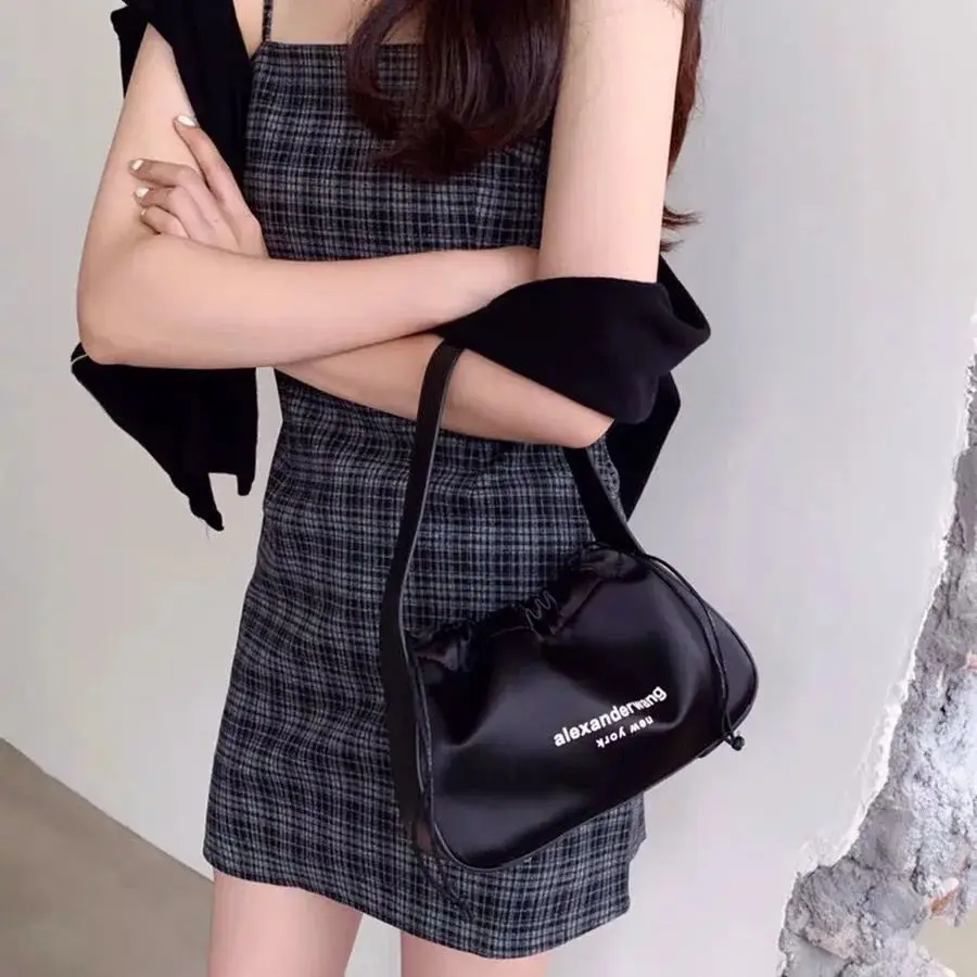 

In 2021, the new summer children's temperament can be picked up by salt, sweet, shoulder strap, short dress, Hepburn style.