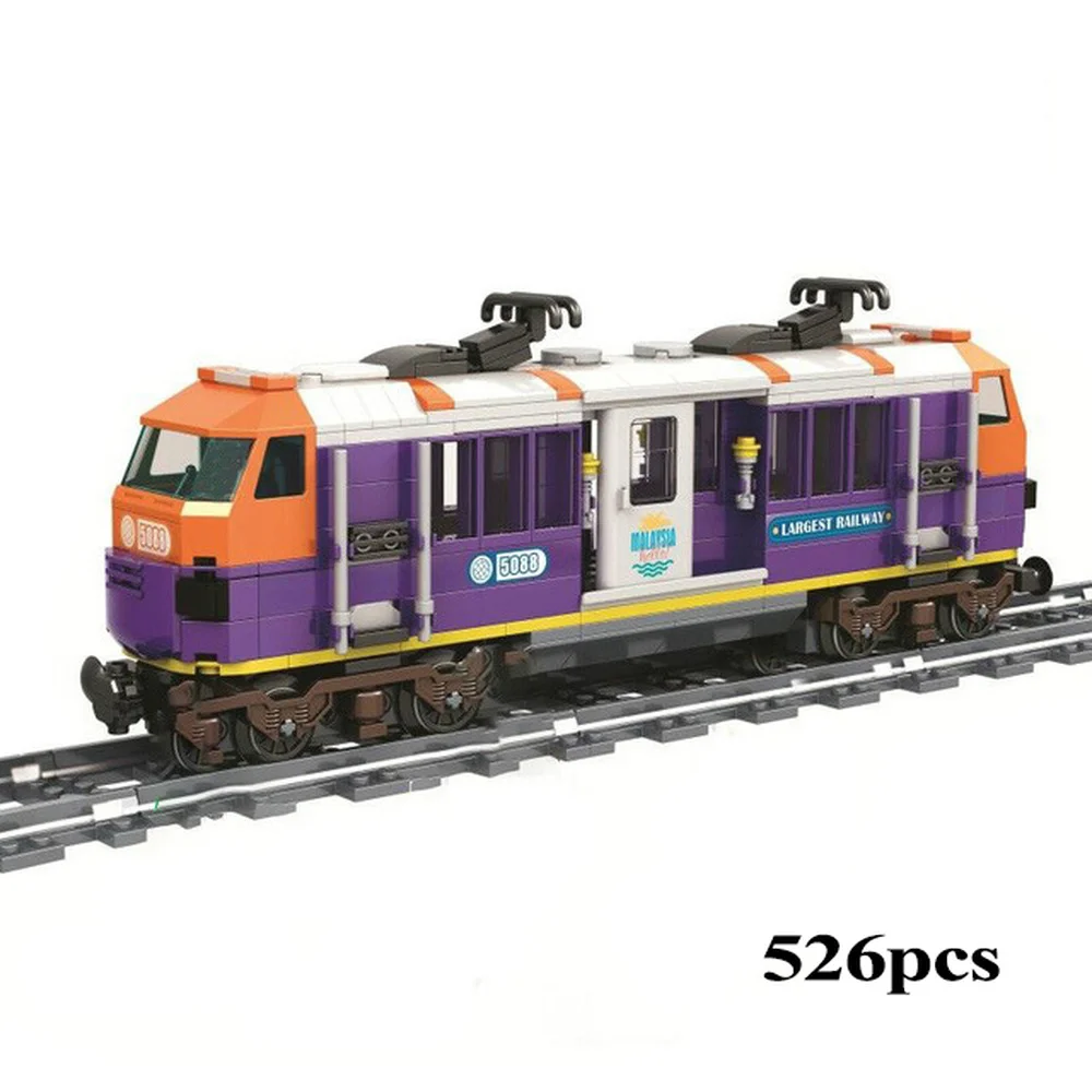 Детская модель железной дороги серии "Город" с треками, строительными блоками и игрушками "кирпичами" для детей - подарок "Brinquedos".