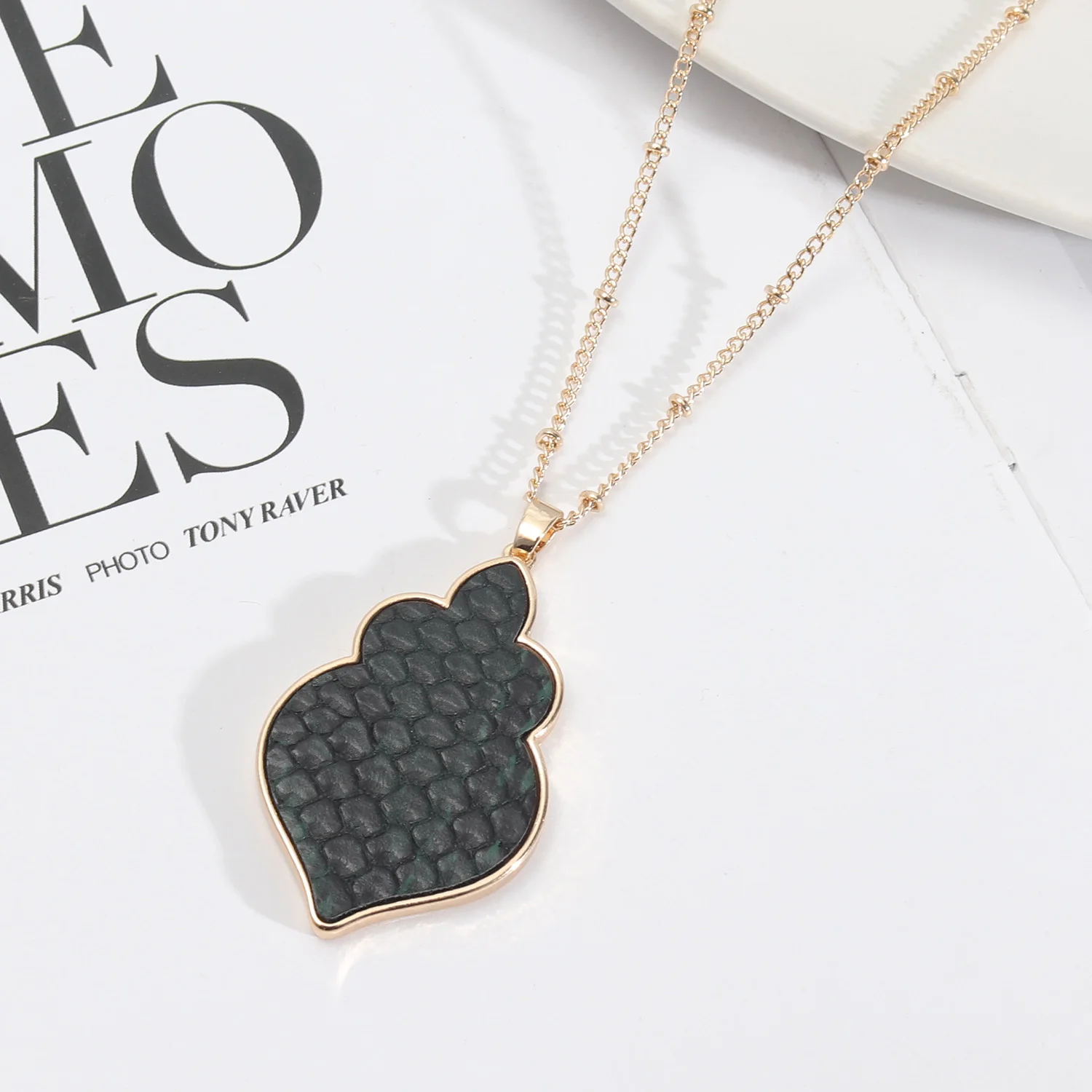 

Moroccan Abalone Shell Pendant Long Chain Sweater Necklaces for Women Leopard Snakeskin Leather Pendant Neckalces Girl Gift New