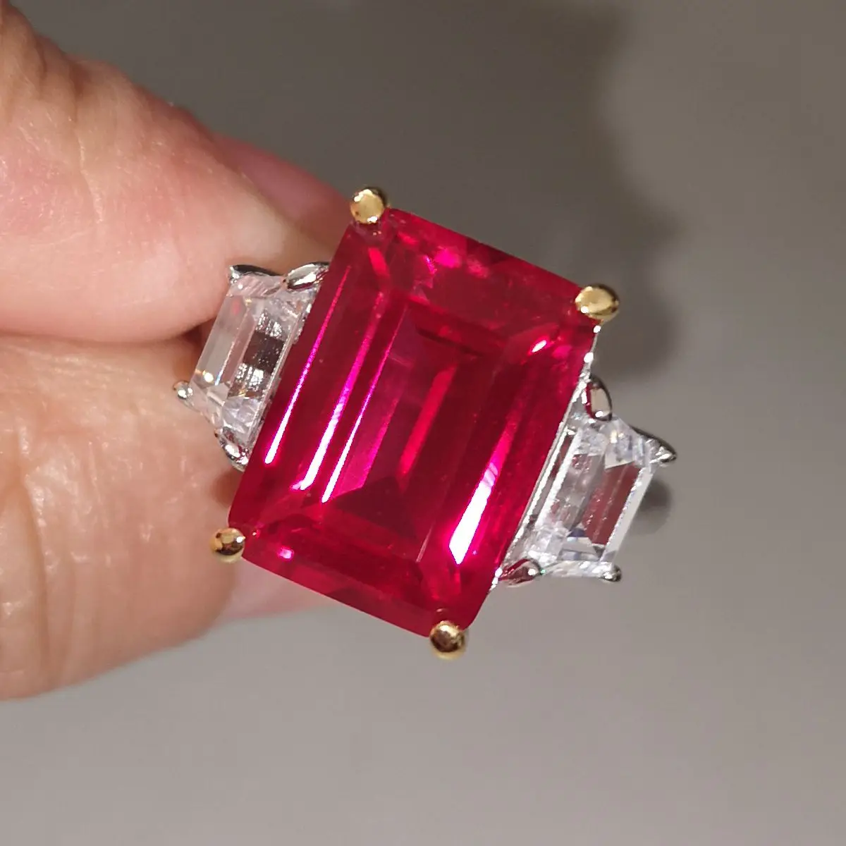 Женское кольцо с имитацией муассанита серебро 925 пробы красным камнем