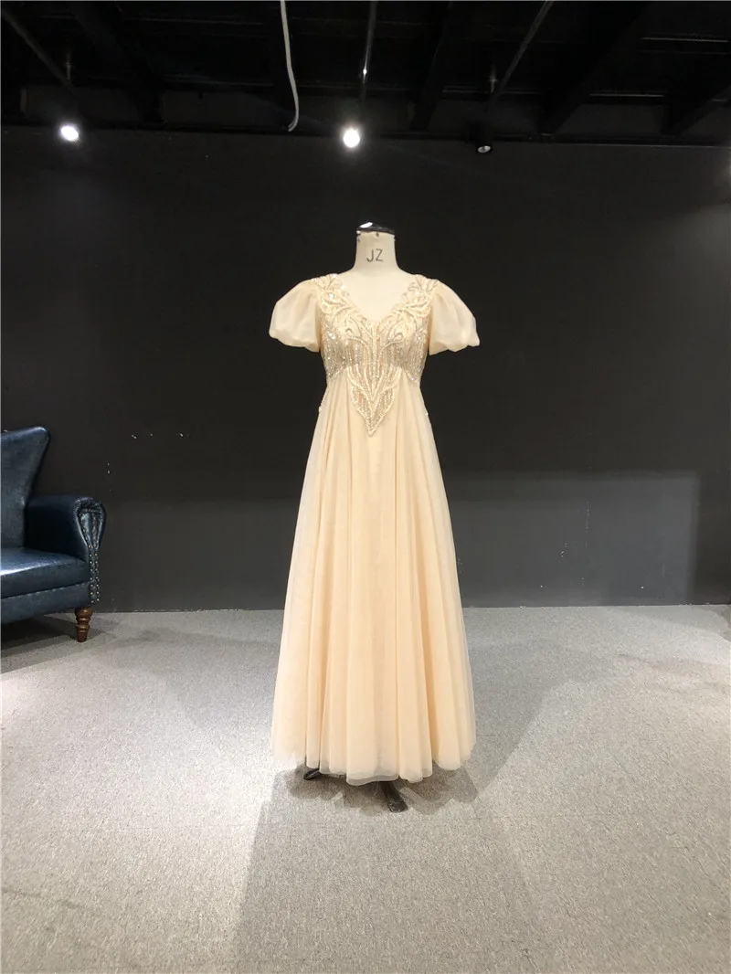 

Новейшая модель; Реальные фотографии шампанское Тяжелая бусины Рубашка с короткими рукавами с треугольным вырезом, трапециевидной формы б...