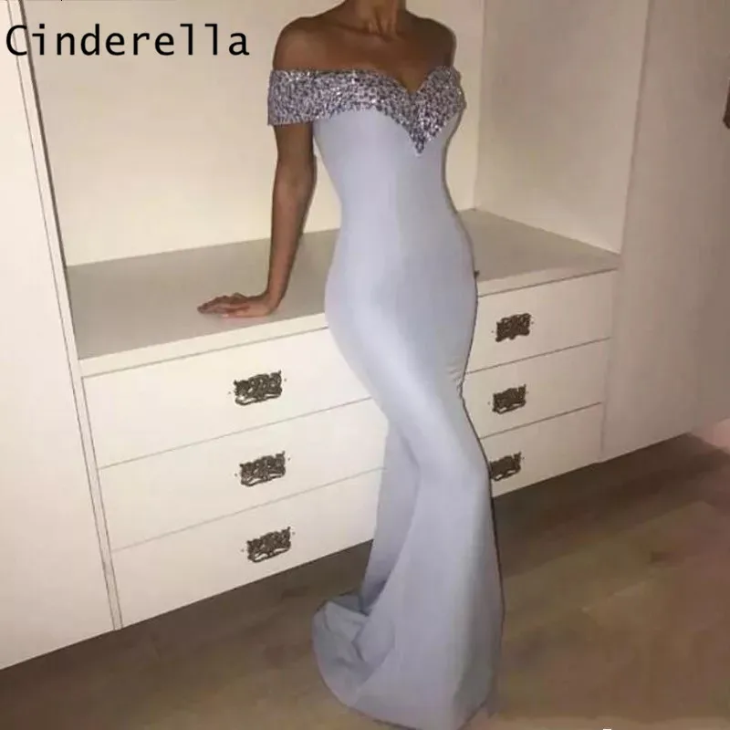 Женское атласное платье русалка расшитое бисером с открытыми плечами и шлейфом
