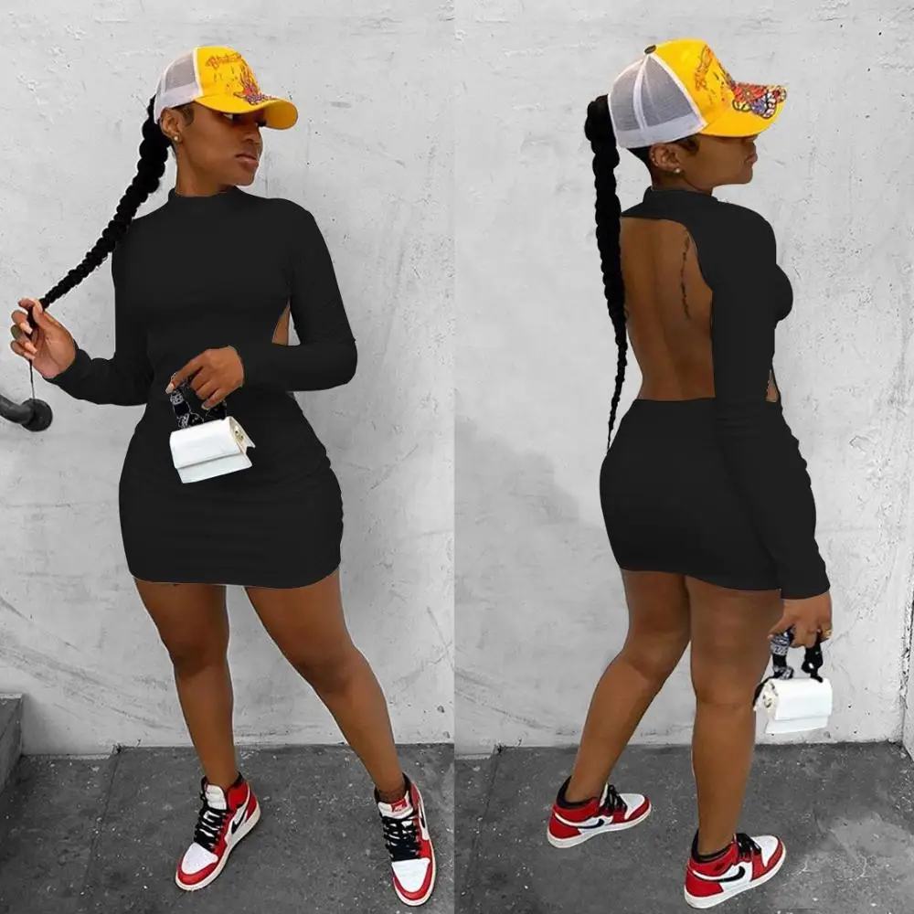 Однотонное облегающее пикантное мини-платье с длинным рукавом и открытой спиной