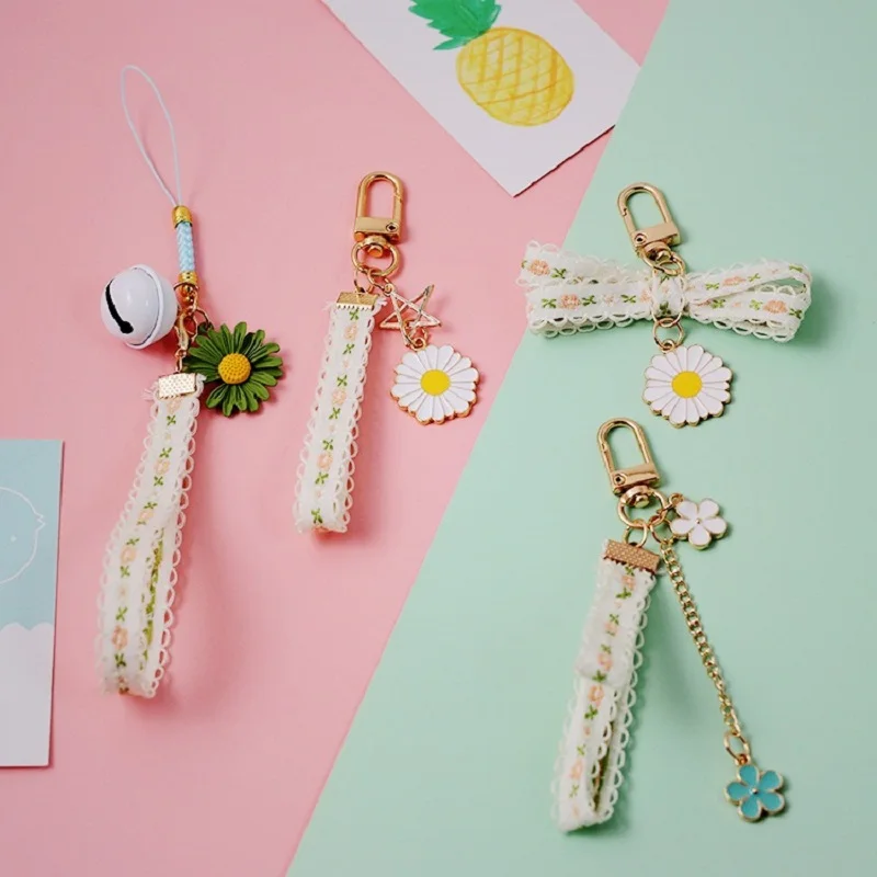 

Cute Little Daisy Flower Keychain Fashion Korean Keychains Women Girl Alphabet Letter Bag Keyring Pendant Headphone Case Jewelry