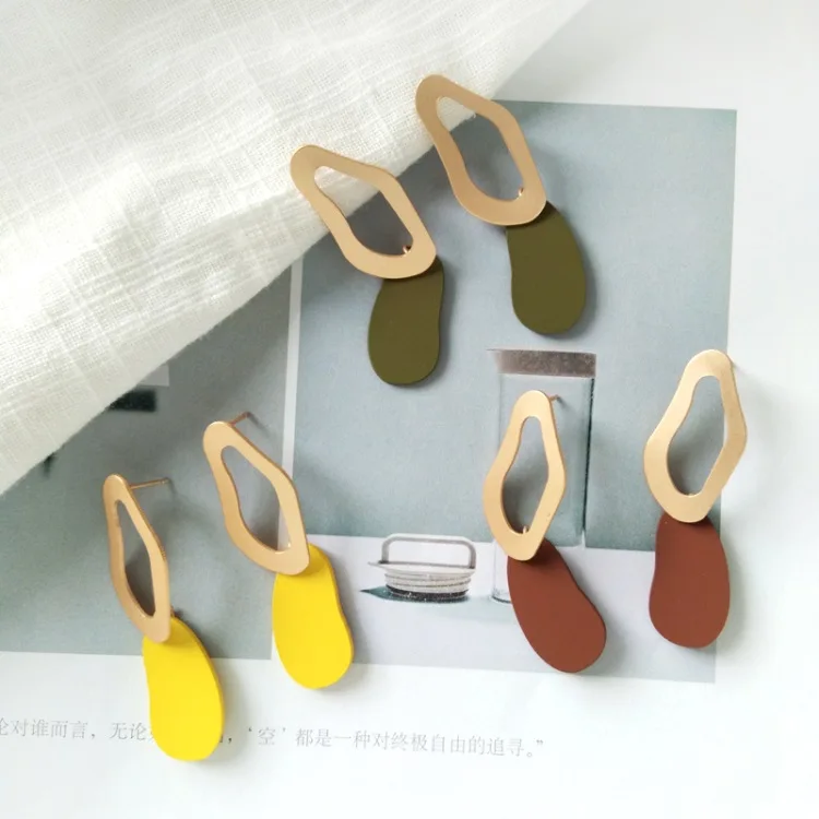 Женские асимметричные серьги карамельных цветов простые висячие в японском и