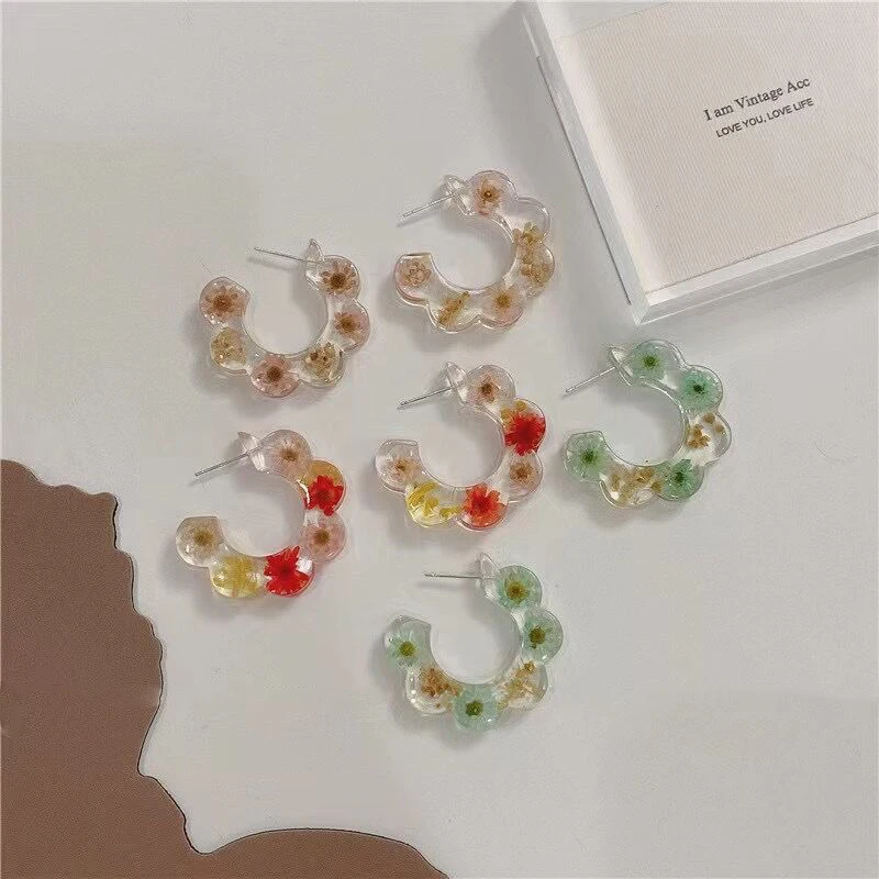 

2021 Retro Colorful Dried Flowers Hoop Earrings For Women Girls Trendy Transparent Acrylic Resin C-Shape Party Jewelry Gifts