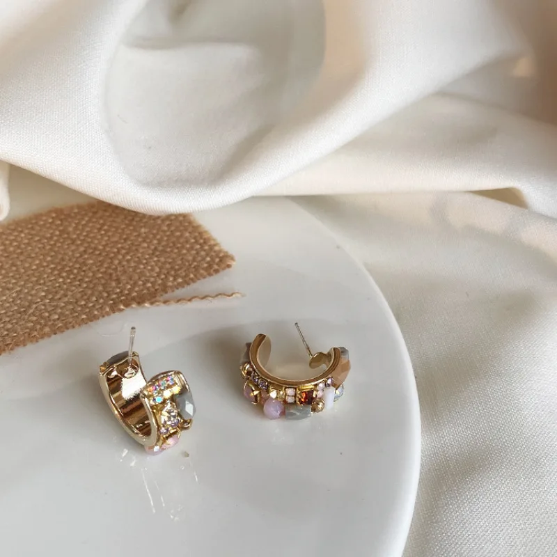 Украшенные разноцветными кристаллами циркона жемчужины круглые C серьги в форме