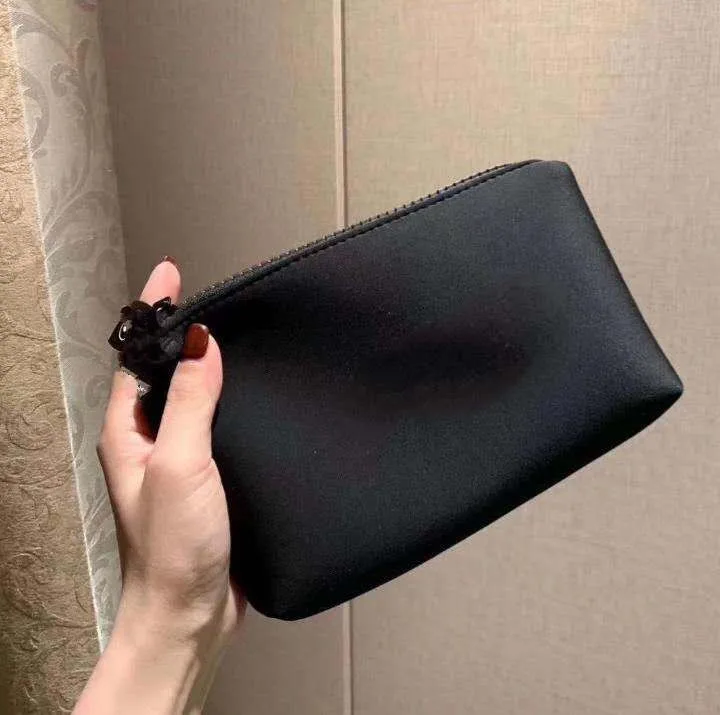 

Black horizontal square stitching solid color zipper small square bag, soft handle inner patch pocket, strapless shoulder bag