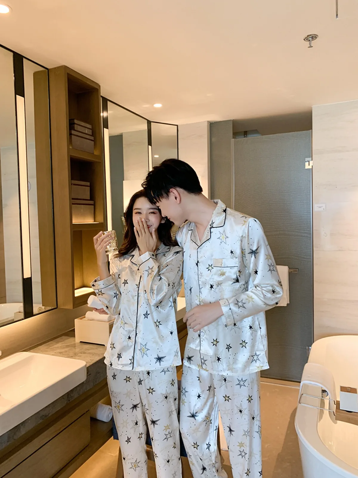 

Light Star Long Imitated Silk Fabric Silk Fold-down Collar Couples Pajamas Tracksuit Casual Home Wear