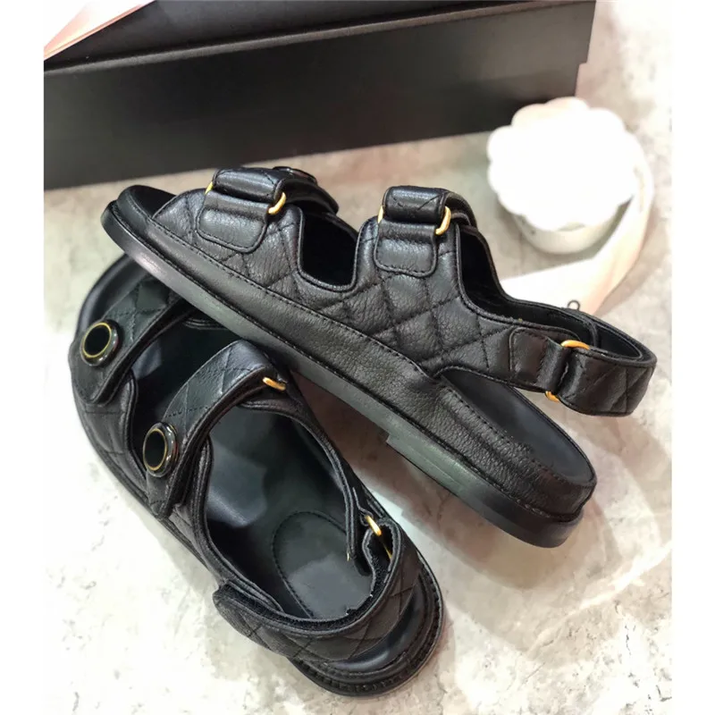 

Luxury Designer's Leisure New Color Show Leather Sandal Metal Drill Button Breathable And Quick Drying Flat Leather Sport Sandal