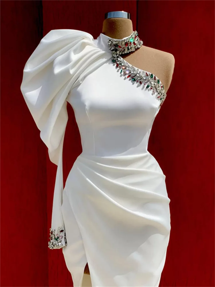 Белое Атласное коктейльное платье с длинным рукавом 2022 высоким воротом на одно