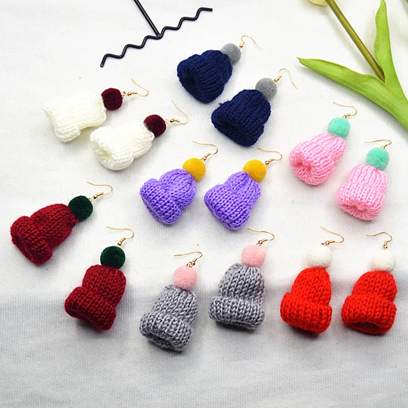 

Необычные рождественские вязаные серьги-подвески в виде головного убора