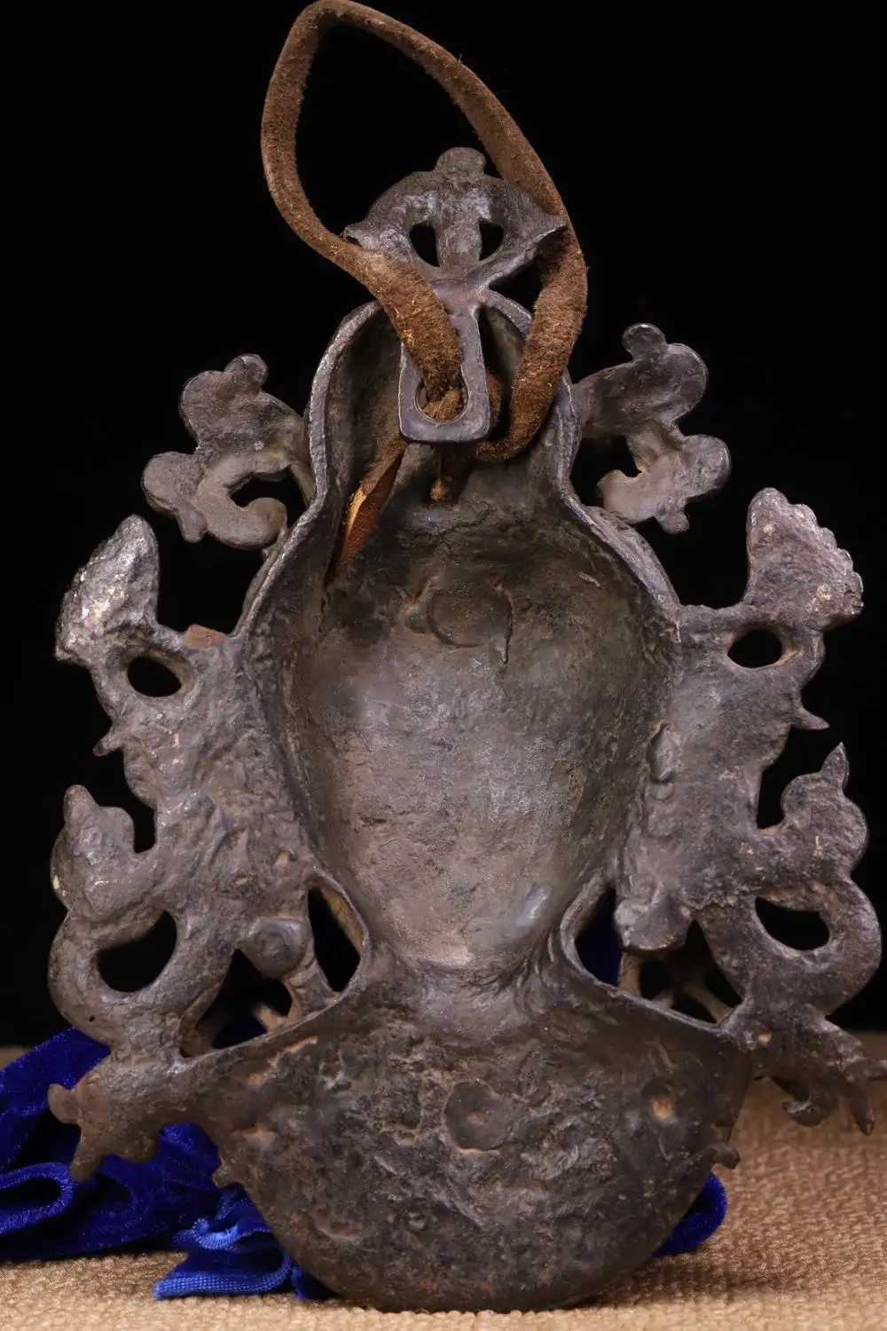 

wedding decoration Copper tires are hand-beating, chiseled, and painted with three statues of Buddha