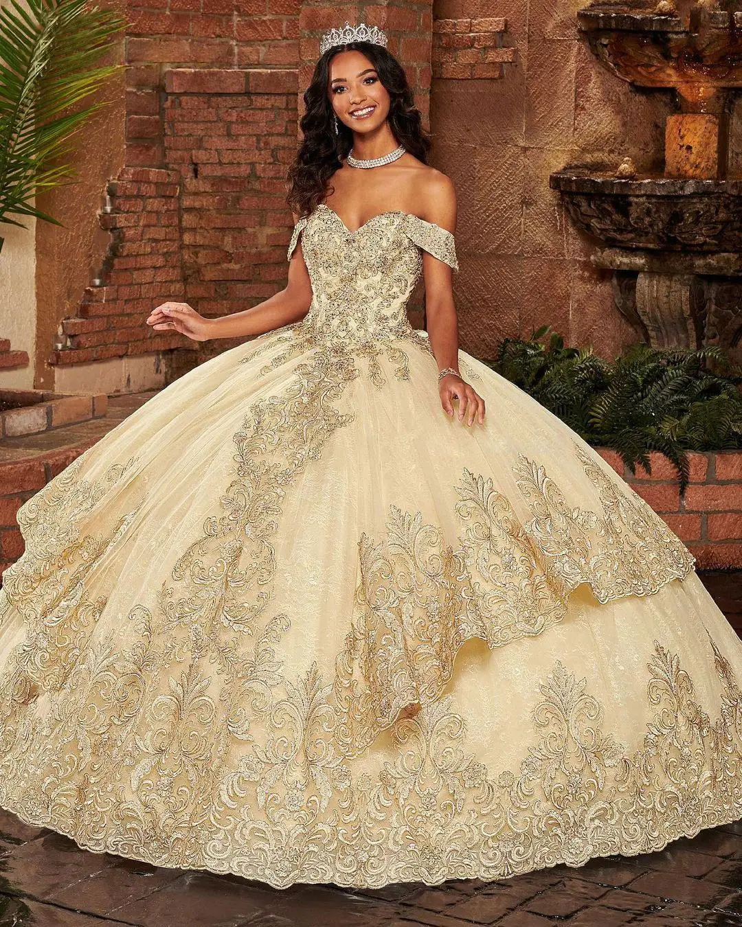 

Champagne Lace Appliqued Ball Gown Quinceanera Dresses Sequined Off The Shoulder Prom Gowns Floor Length Tulle Tiered Sweet 15