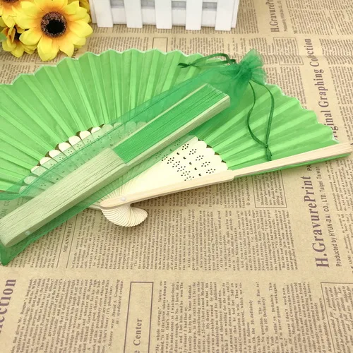 Green 80 шт./лот, персонализированные свадебные сувениры, роскошные шелковые ткани, веер в мешке из органзы, таможенная печать, имя и дата, портативный вентилятор - Цвет: Green