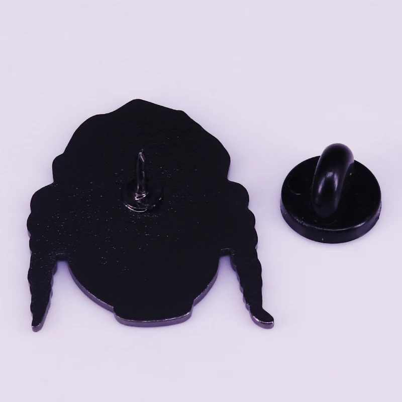 Этот лацкан напомнит нам о самых известных в критическом стиле альбомах со