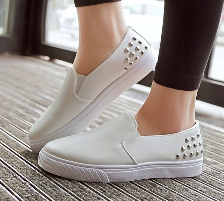 New Style Loafers Ladies Flat Casual Shoes Round Toe Sports Shoes Versatile Soft Bottom Rivet Comfortable Breathable Shoes