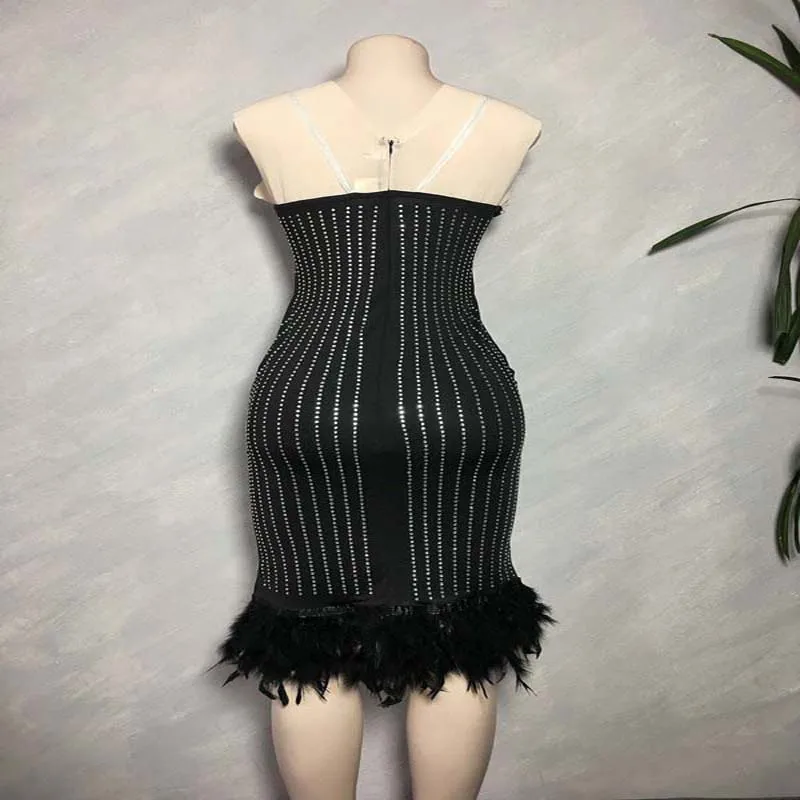 Женское облегающее платье без рукавов с открытой спиной перьями и блестками |