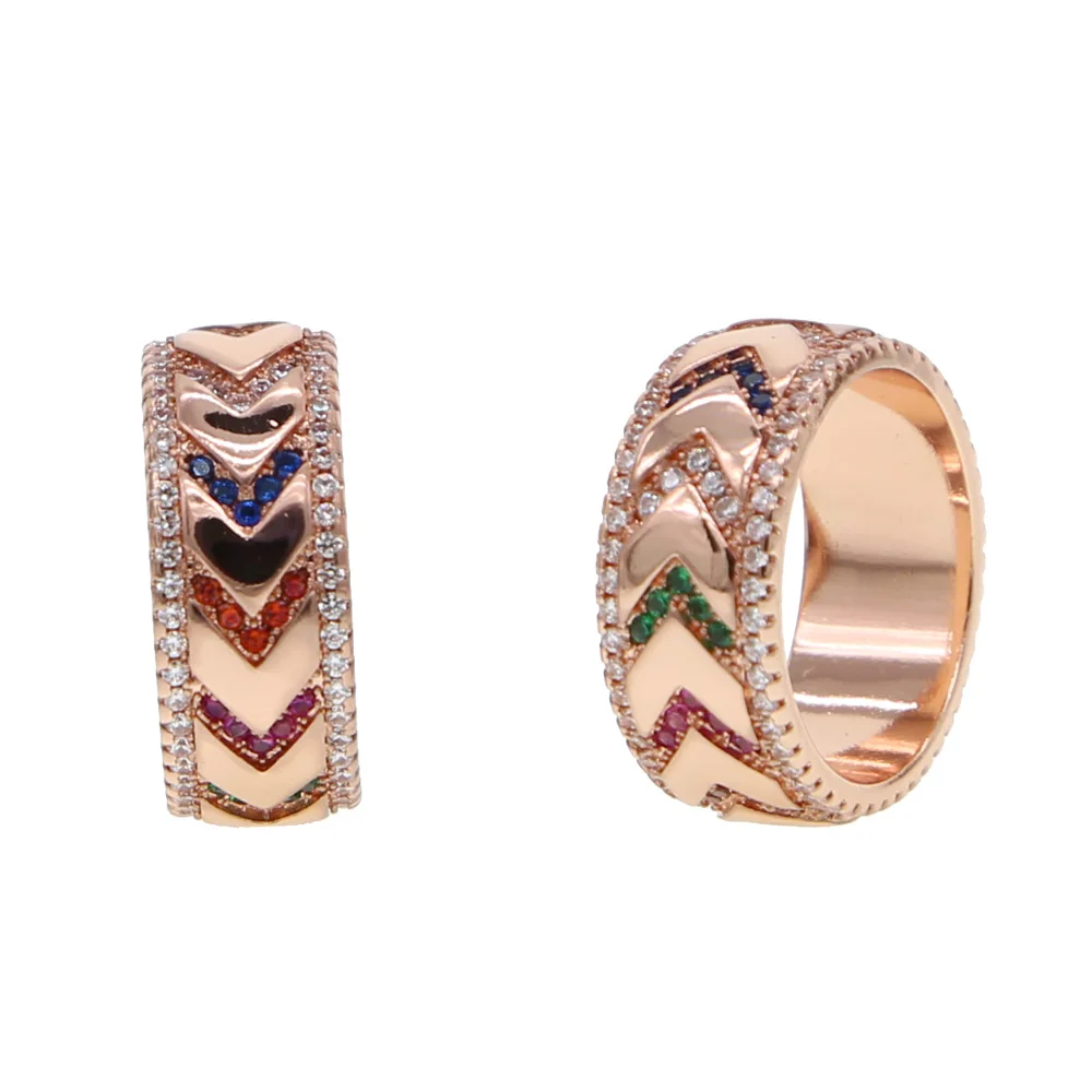 Женское Обручальное кольцо с фианитами золотистого цвета и металлическим