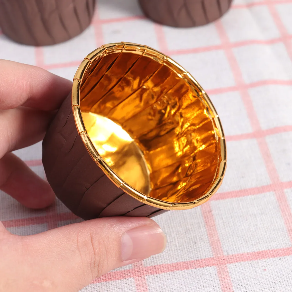 100 шт Одноразовые скрученные чашки для торта Термостойкие кексов (кофе и золотой)