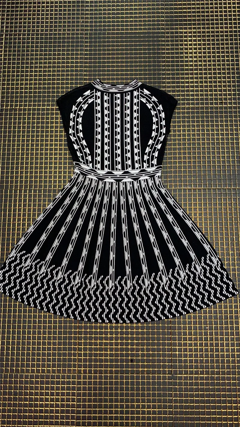 Женское жаккардовое платье-трапеция плотное облегающее платье в полоску