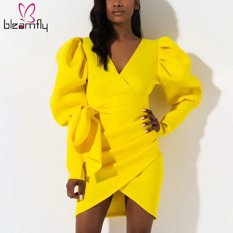 Женское мини платье с длинным пышным рукавом и v образным вырезом шикарная