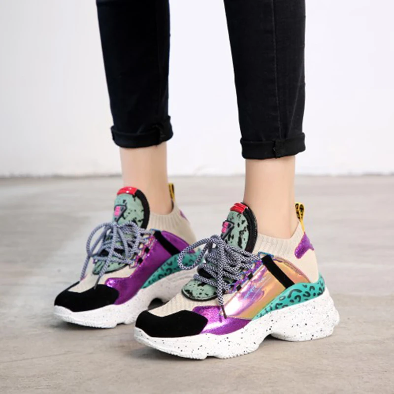 Весенние женские кроссовки на платформе с закругленным носком цвета шампанского